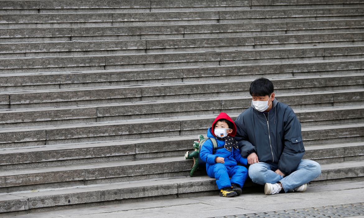 China projeta lei para punir pais por mau comportamento dos filhos