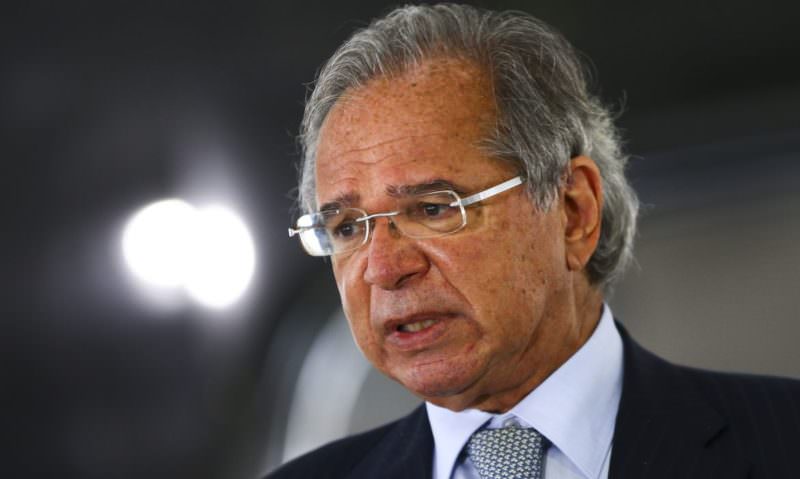 Auxílio Brasil vai ter ‘licença temporária’ para furar teto, diz Guedes