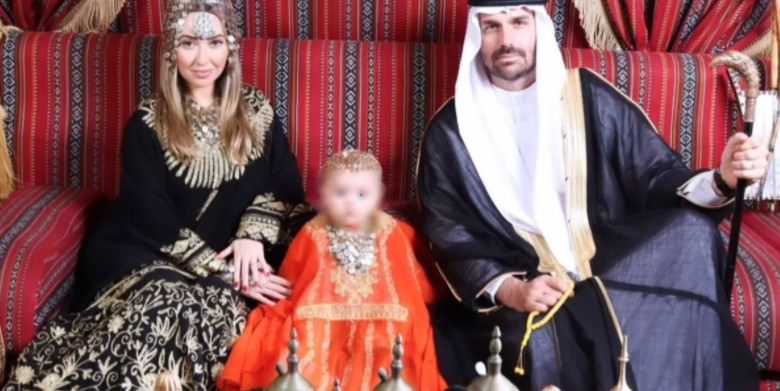 Em Dubai, Eduardo Bolsonaro se fantasia de sheik árabe em foto de família