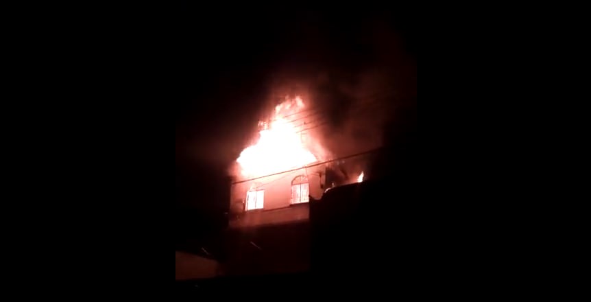 Vídeo: curto-circuito provoca incêndio e destrói casa em Manaus