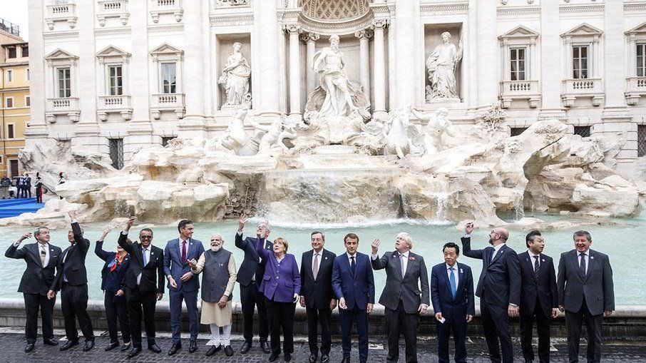 Bolsonaro fica de fora da foto de líderes do G20 na famosa Fontana di Trevi, em Roma
