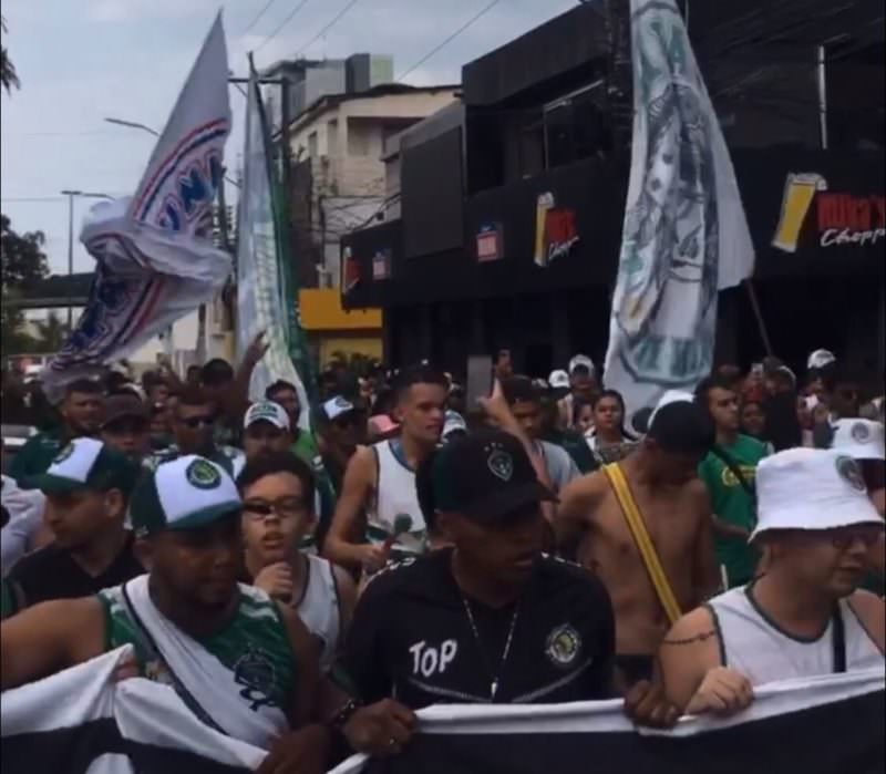 Torcedores tomam as ruas no entorno da Arena da Amazônia em apoio ao Manaus FC