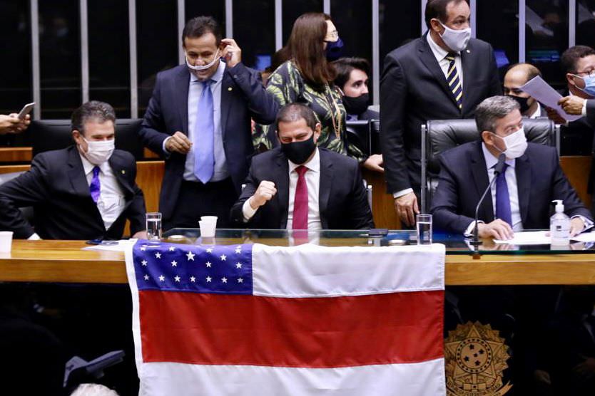 Com ausência de Lira, Marcelo Ramos assume presidência da Câmara