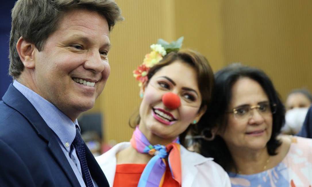Michelle Bolsonaro se veste de palhaça em campanha do governo para circos