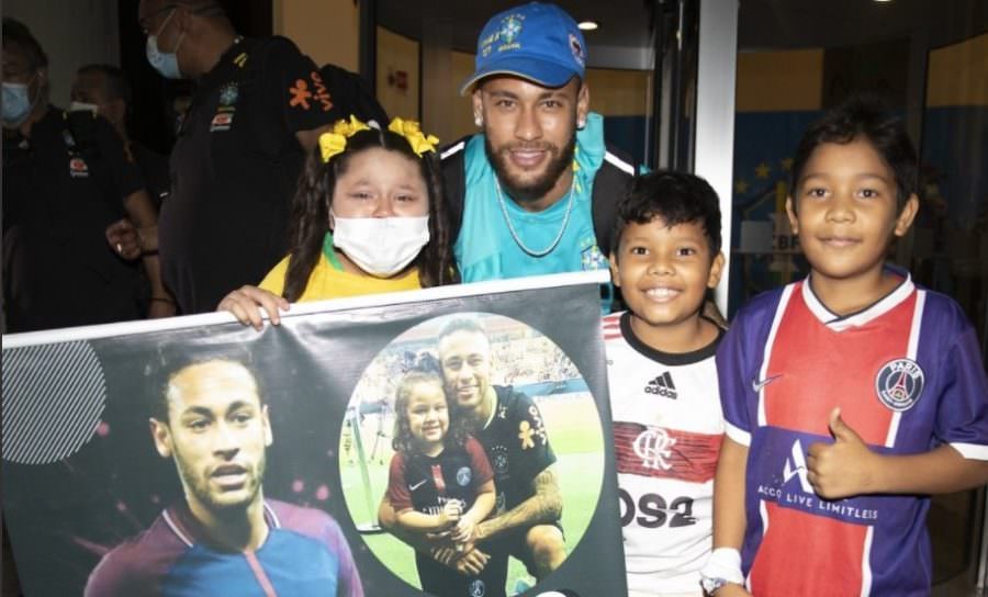 Neymar é recepcionado por torcedores ao desembarcar em Manaus