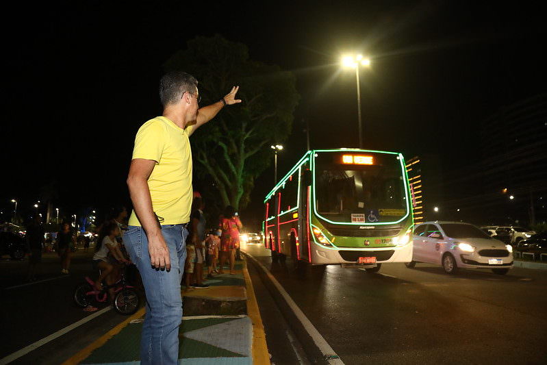 População critica ônibus iluminados de David Almeida: 'gasto desnecessário'