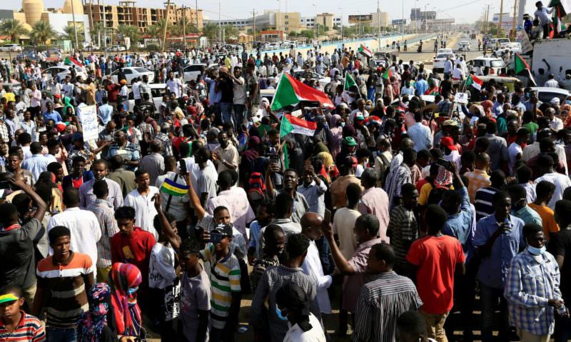 Capital do Sudão é fechada após protestos violentos contra golpe no país