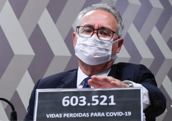 Relatório de Renan sentencia imunidade de rebanho e atraso nas vacinas