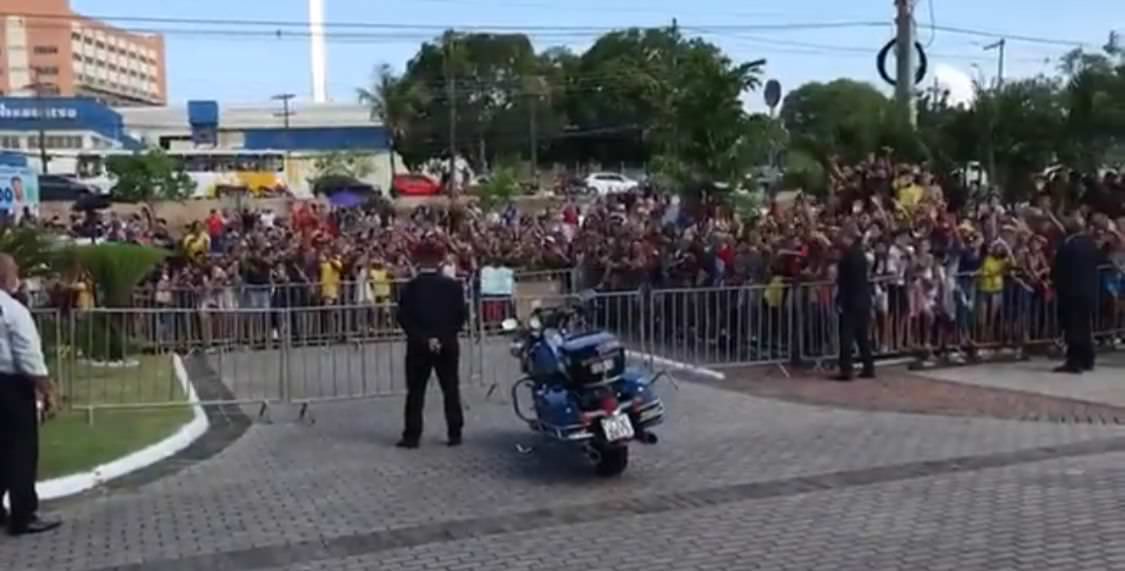 Torcedores se aglomeram em frente ao hotel da seleção brasileira em Manaus