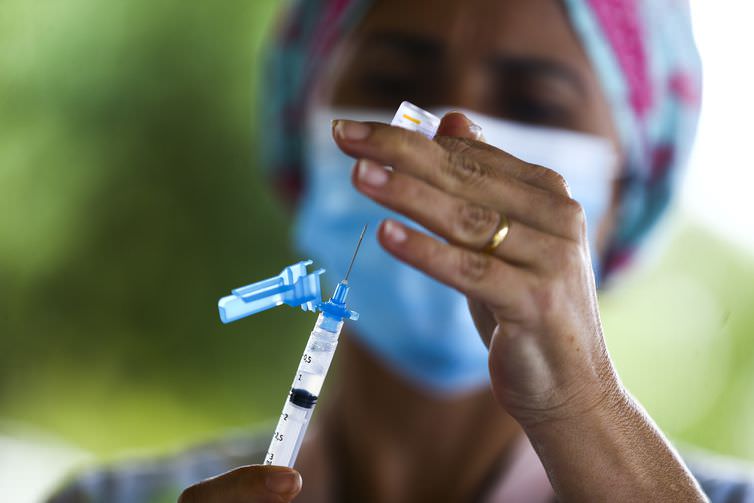 Brasil está em 59° no ranking global da vacina e é 4º no total de doses