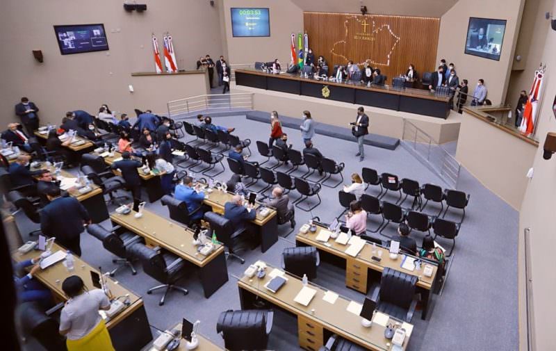 Mais de 50 parlamentares e prefeitos do Amazonas não possuem ensino superior