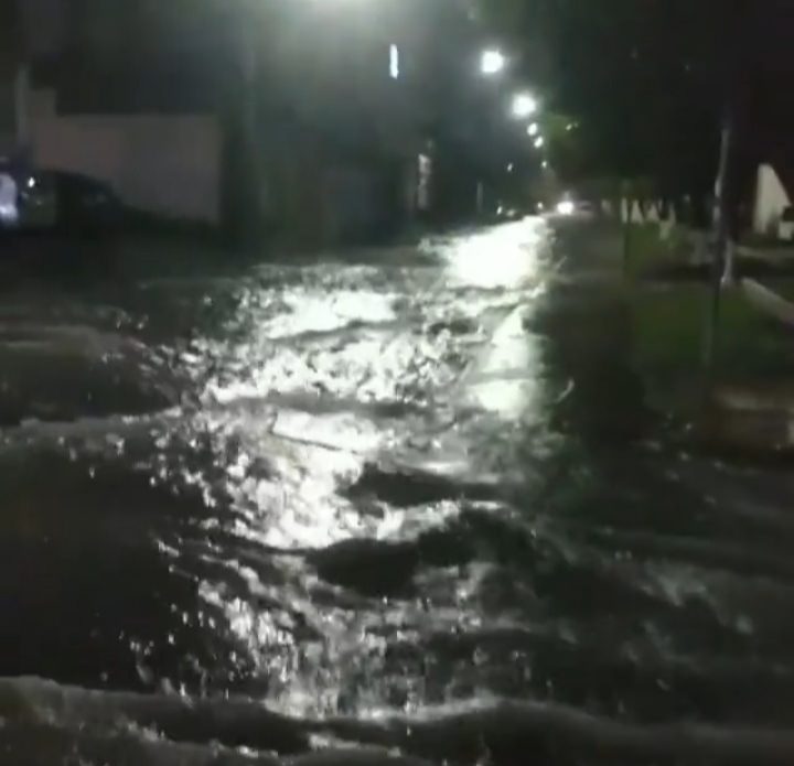 Morador filma rua completamente inundada após forte chuva na capital
