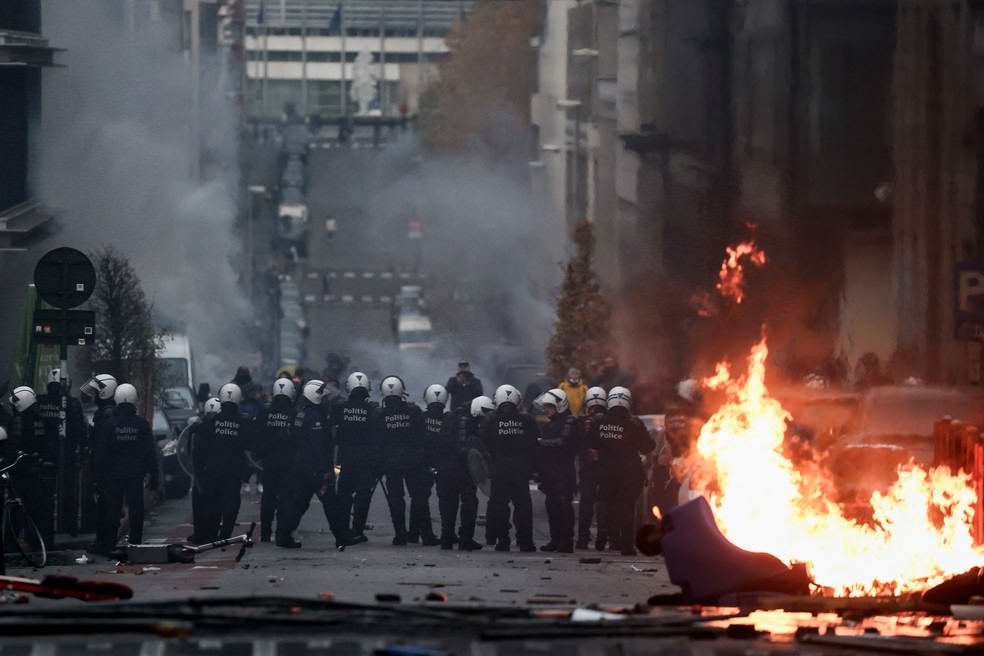 Protestos contra lockdown se espalham em diversos países