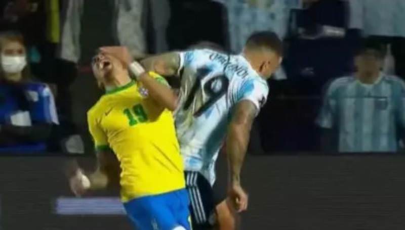 Árbitros são suspensos por ignorarem cotovelada em Raphinha no clássico contra Argentina