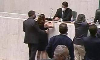 Partido expulsa deputado que apalpou seios de colega