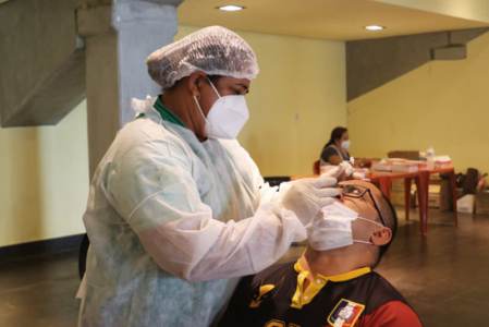 Vacinados e reinfectados têm sistema imunológico resistentes à Ômicron