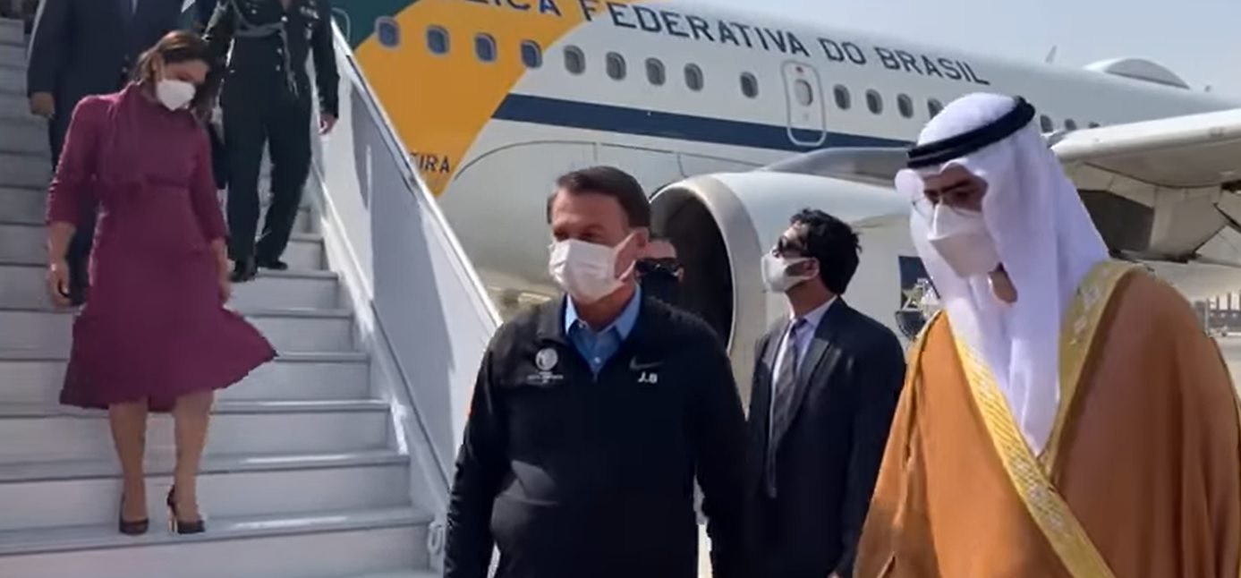 Bolsonaro desembarca em Dubai em busca de investimentos para salvar a Economia