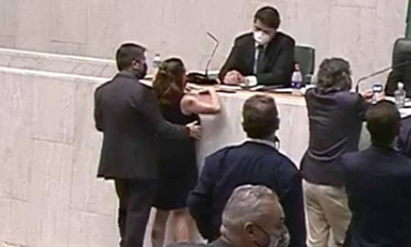 Partido expulsa deputado que apalpou seios de colega