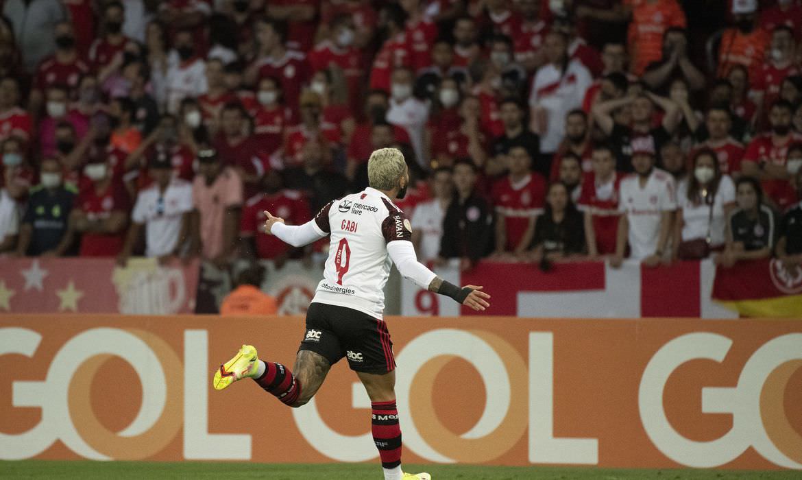 Brasileirão: Flamengo bate Internacional e mantém vivo sonho de alcançar título