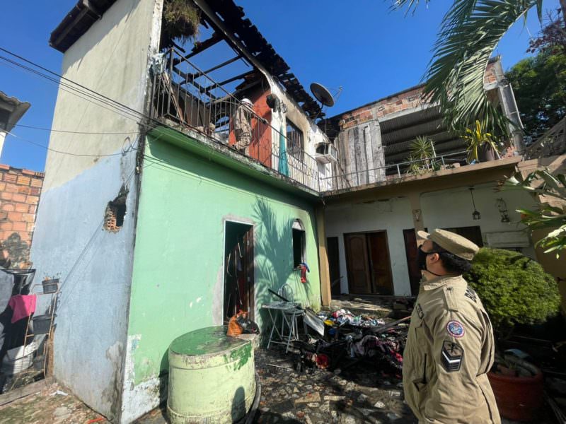 Incêndio destrói segundo andar de casa em  Manaus
