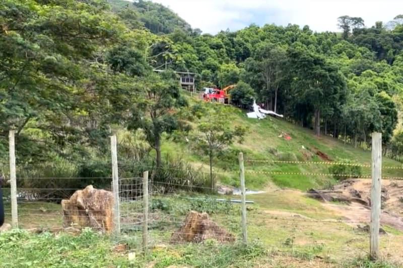 Empresa retira avião que caiu com Marília Mendonça em cachoeira