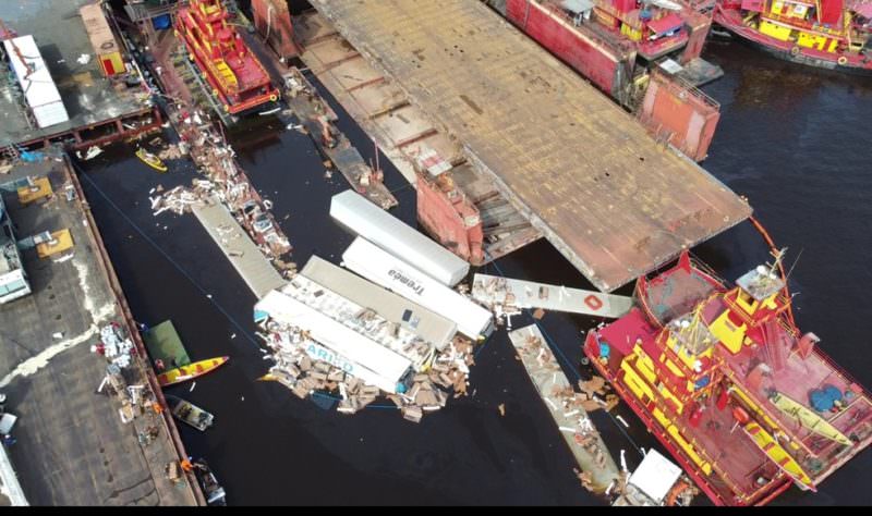 Vídeo: empresa tenta resgatar balsa e carretas que afundaram no Porto Chibatão
