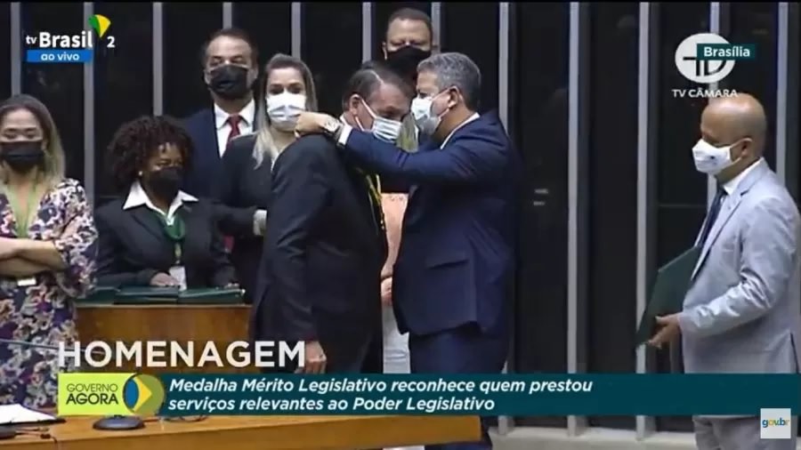Bolsonaro é condecorado em meio a gritos de ‘genocida’ e ‘mito’ na Câmara
