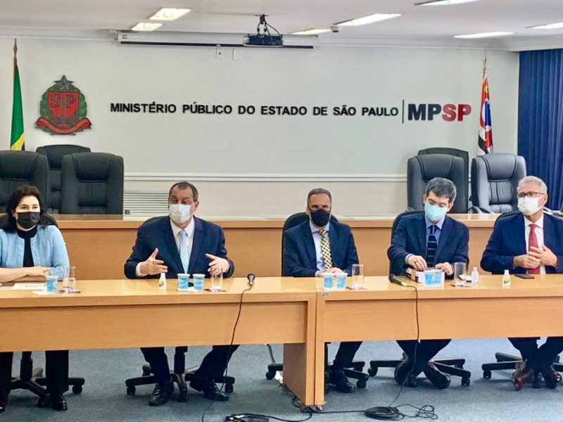 Omar entrega relatório da CPI a autoridades de São Paulo