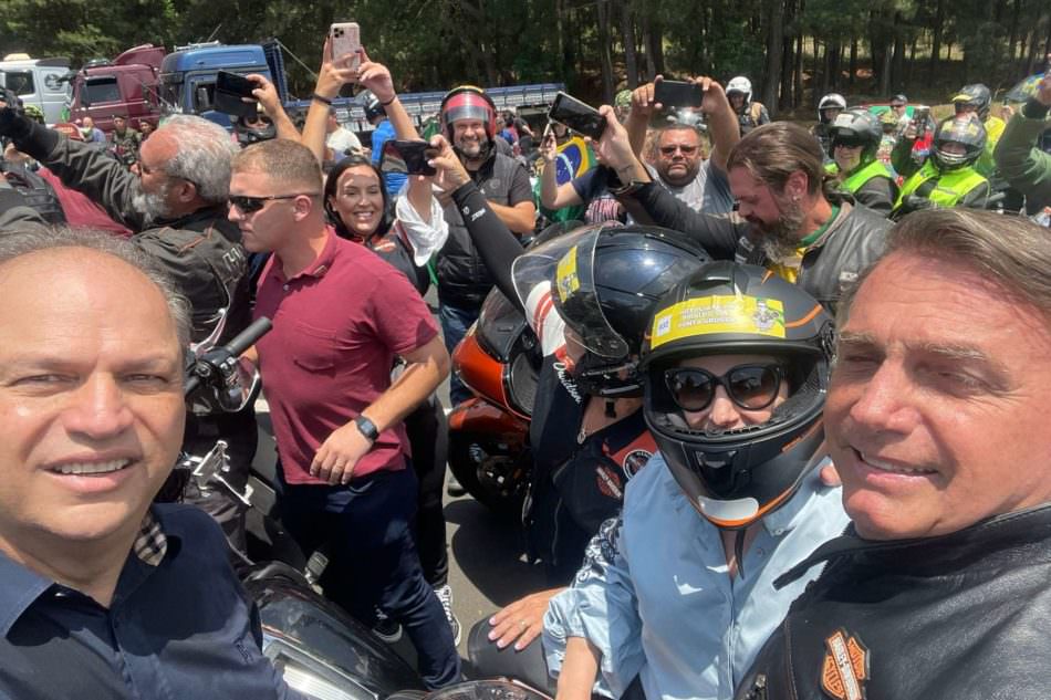 Bolsonaro participa de 'motociata' com apoiadores no Paraná