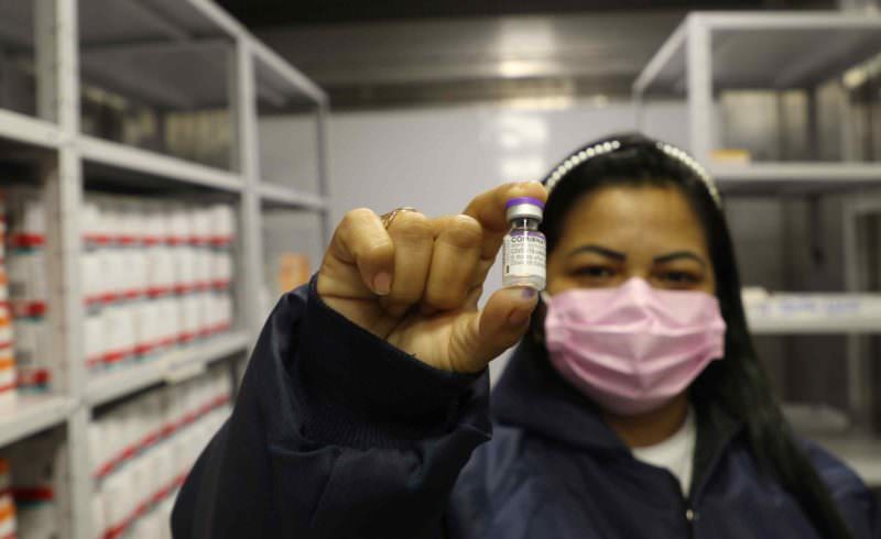 Amazonas recebe remessa com 50 mil doses de vacina contra covid-19
