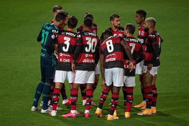 Flamengo é multado em R$ 50 mil por canto homofóbico