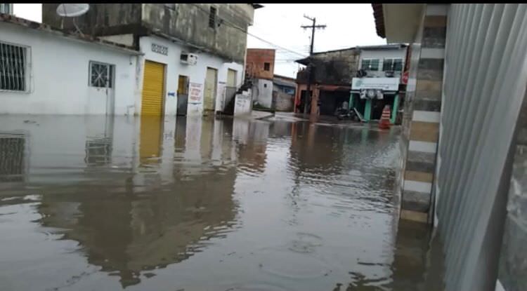 Cidade sem estrutura, Manaus sofre com fortes chuvas deste domingo