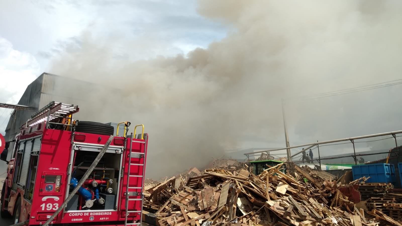 Vídeos: incêndio atinge fábrica de reciclagem na zona Leste de Manaus