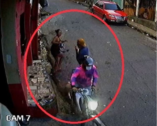 Vídeo mostra ‘motoqueiros’ assaltando moradora no bairro Grande Vitória