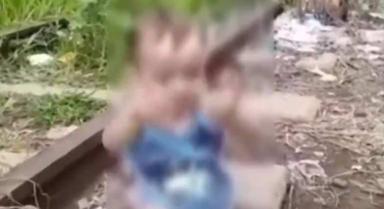 Bebê de 1 ano é abandonado em linha de trem com sinais de maus-tratos