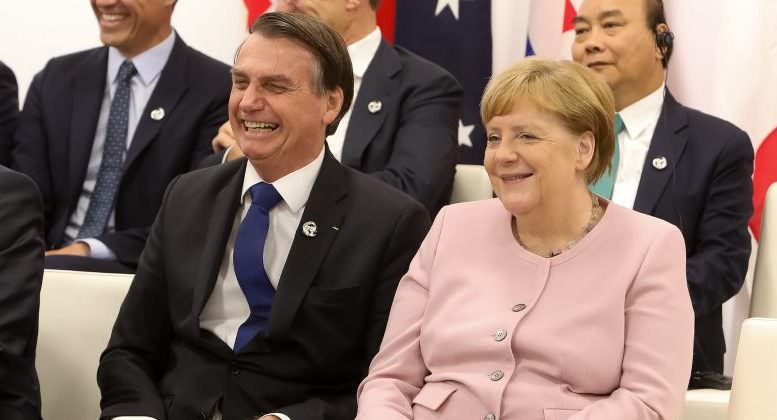 Bolsonaro ironiza encontro com Merkel, após pisão no pé da alemã: ‘um apaixonado pelo outro’