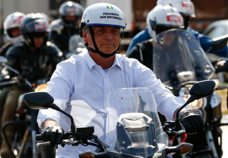 Bolsonaro participa de motociata em Catar: ‘a febre vai pegar no mundo todo’