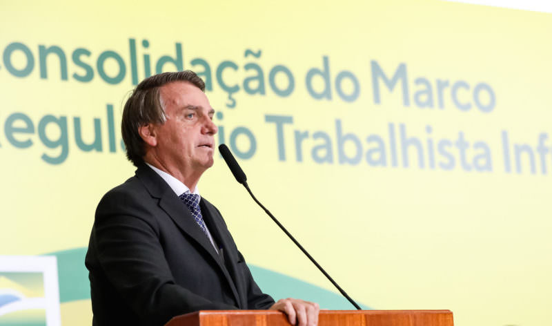 Após fala de Bolsonaro, Petrobras nega redução no preço do combustível