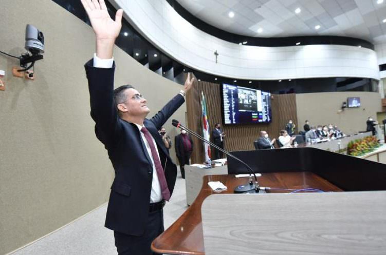 Vereadores ignoram escândalos e ‘passam pano’ para irregularidades de David Almeida