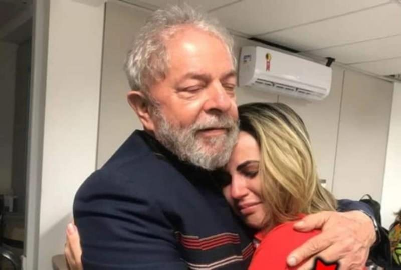 Viúva de MC Kevin, Deolane Bezerra declara voto em Lula: 'é um pai que eu não tive'