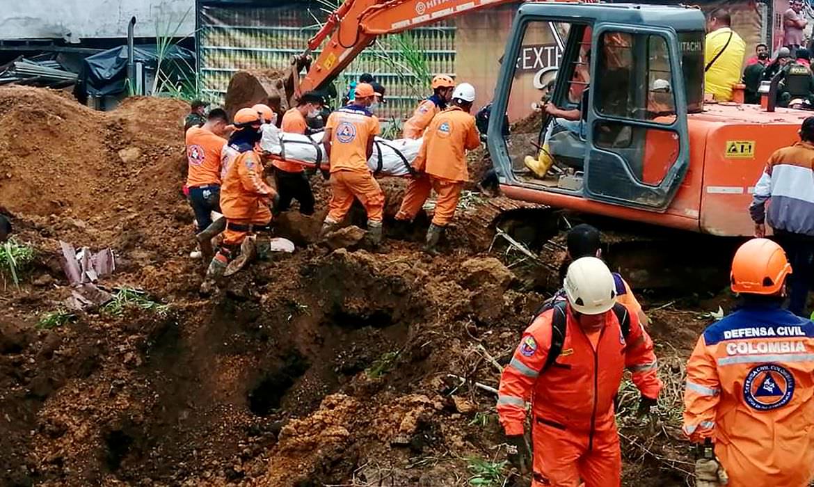 Forte chuva provoca deslizamento de terra e doze pessoas morrem na Colômbia