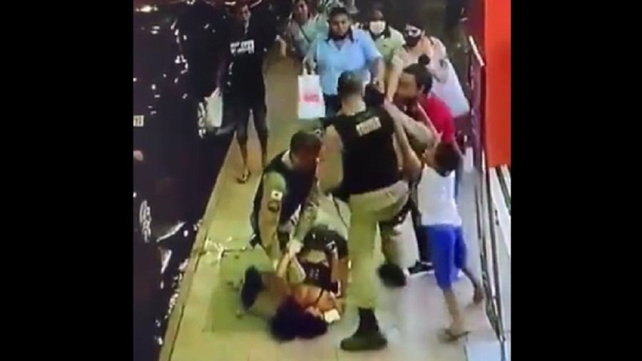 Mulher com criança no colo é imobilizada por policial em Itabira; veja o vídeo