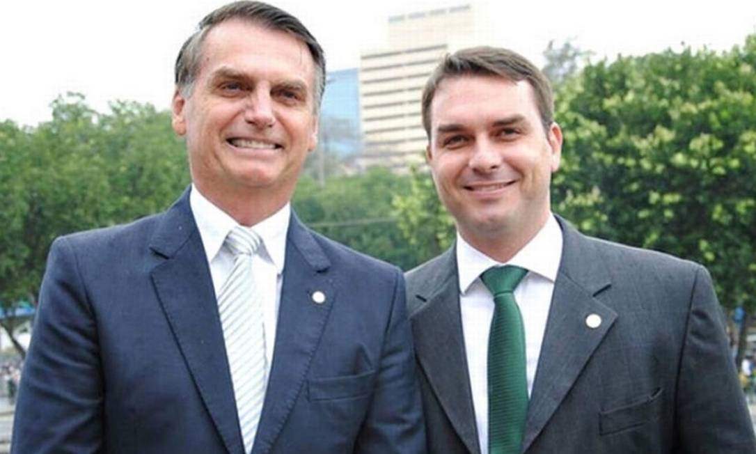 Flávio Bolsonaro deve se filiar ao PL com o pai na próxima terça