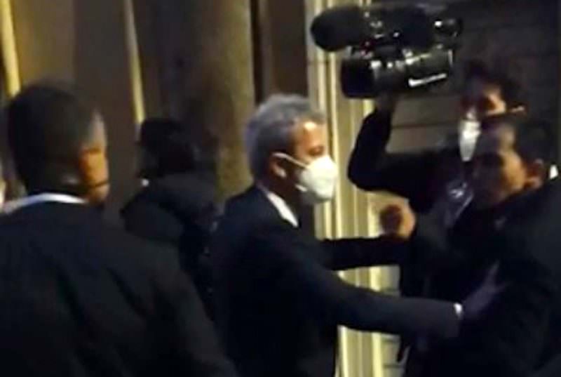 Jornalistas da Globo e do UOL são vítimas de agressão durante cobertura da visita de Bolsonaro a Roma