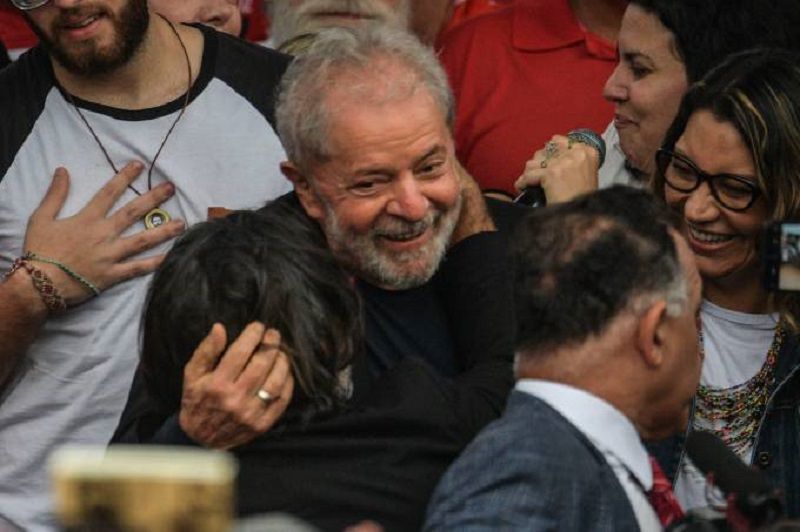 PT comemora 2 anos da soltura de Lula, ironizando Moro e Dallagnol; veja vídeo