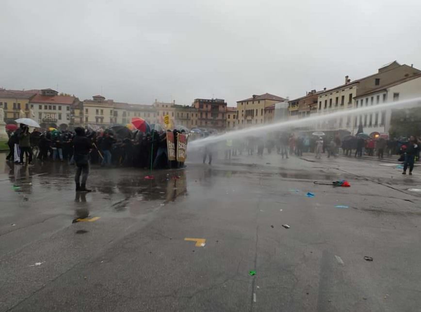 Protesto anti-Bolsonaro é dispersado pela polícia italiana com jato d’água