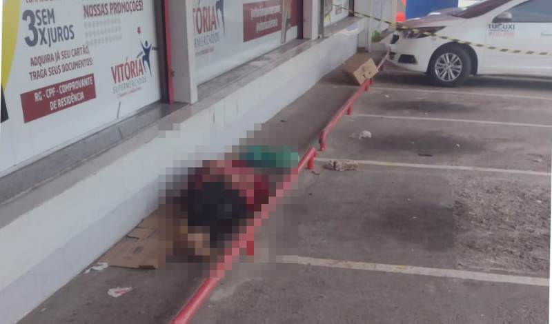 Corpo de morador de rua é encontrado em frente ao supermercado Vitória