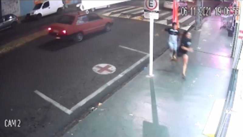 Vídeo: mulher corre na rua e clama por ajuda antes de ser morta por marido