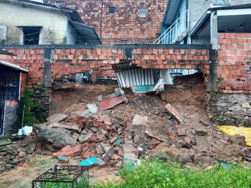 Chuva derruba muro no bairro Nova Esperança e leva risco de morte às famílias de baixa renda em Manaus