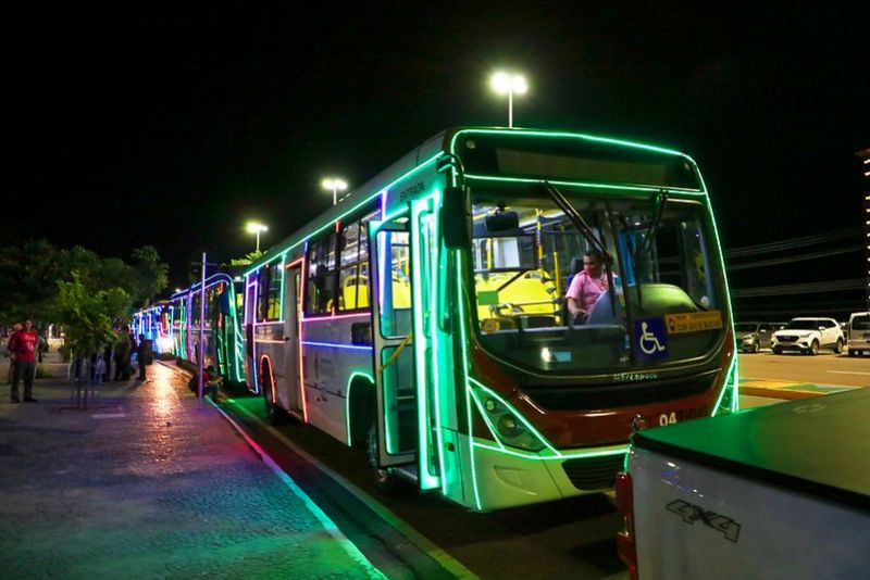 David faz propaganda de ônibus iluminados, mas esconde quanto Manaus vai pagar pelo fútil